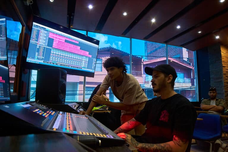 Estudia produccion musical en la escuela de audio y sonido de Colombia
